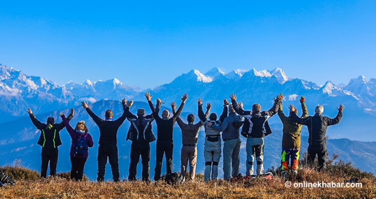 पतालेलाई टेक्दा हत्केलामा हिमाल (फोटो फिचर)