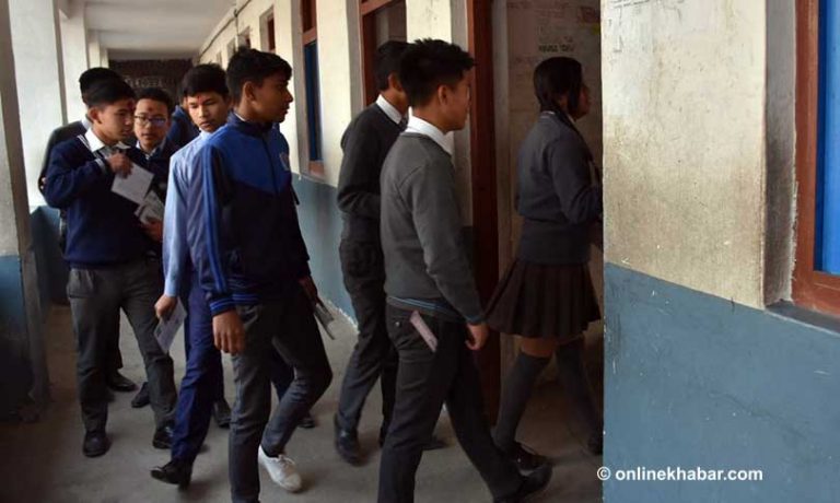 एसइई परीक्षा : चिट रोक्न विद्यार्थीको खानतलासी !