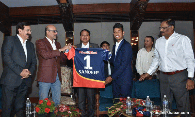सन्दिपलाई जर्सी दिँदै दिल्लीका सीईओले भने- विश्वकै नम्बर १ बनेको हेर्न चाहन्छौं