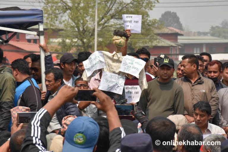 सडक विस्तारको विरोध गर्नेमाथि प्रहरीले हान्यो पानीको फोहोरा र अश्रुग्यास