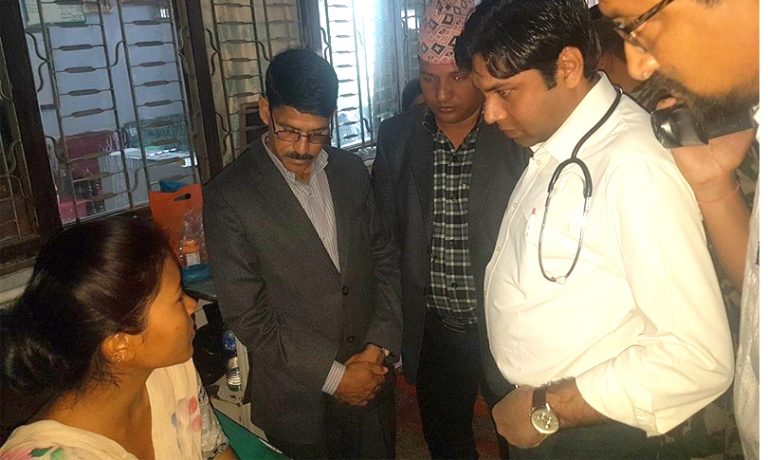 मुख्यमन्त्री भट्टले अस्पताल पुगेर राधालाई भेटे