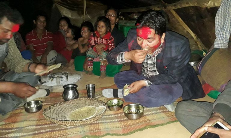 कर्णालीका गृहमन्त्री महिनाको एक दिन गरीबसँग
