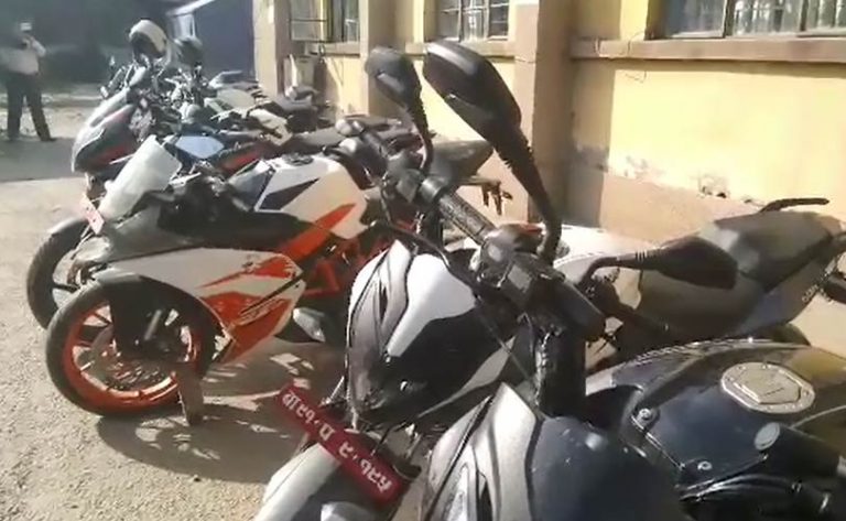 चोरीका केटीएम डुकदेखि पल्सर मोटरसाइलसम्म सस्तोमा विक्री गर्ने गिरोह समातियो