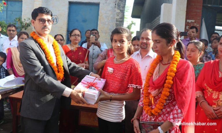 मुख्यमन्त्री भट्टकी छोरी सामुदायिक विद्यालयमा भर्ना भइन्
