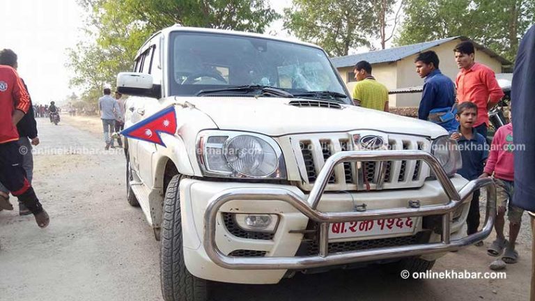 नेविसंघद्वारा प्रदेश ६ का मन्त्रीकाे गाडी तोडफोड
