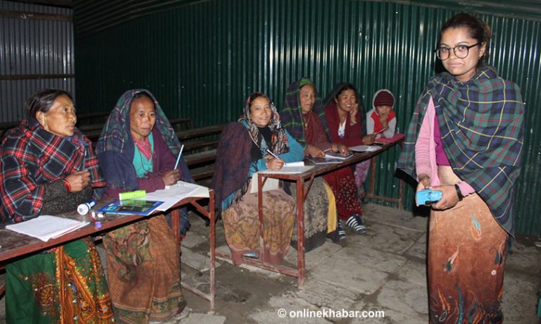 कखरा सिक्दै बारपाकी महिला, भन्छन् – नाम मात्र लेख्न पाए …