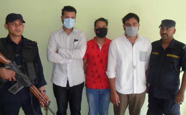 कागजपत्र माग्दा ट्राफिक प्रहरीमाथि नै हातपात, ३ जना समातिए