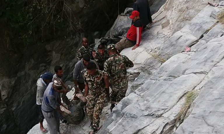 बझाङमा बाढीले जीप बगाउँदा ३ जनाको मृत्यु