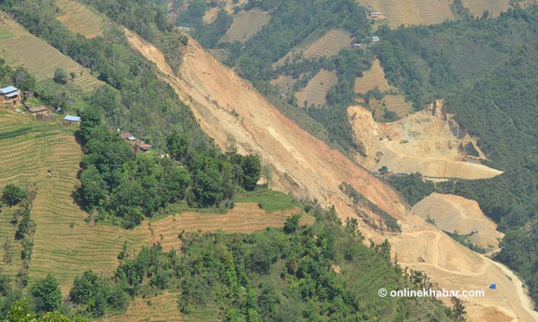 सुरक्षाका सामग्रीविनै जोखिम मोलेर ढुङ्गाखानीमा काम