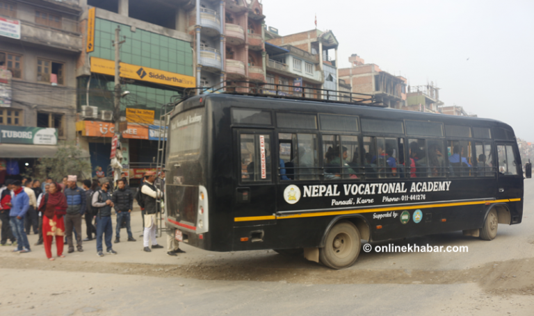 यात्रु ओसार्न सडकमा निस्किए काभ्रेका निजी विद्यालयका बस