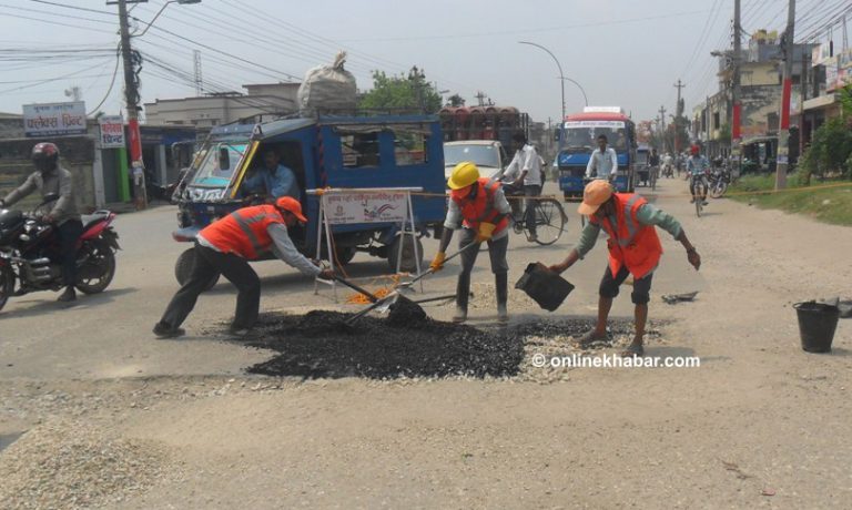 वीरगञ्जमा पुर्न थालियो मुख्य सडकको खाल्डाखुल्डी