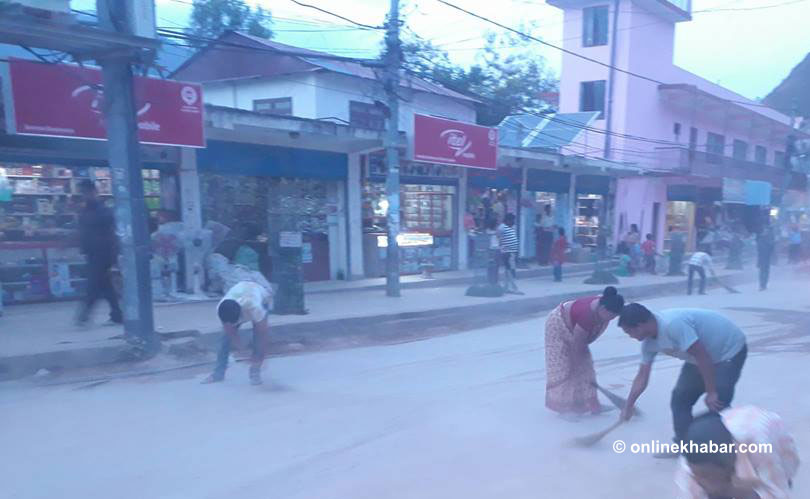 सडक सफाइमा जुटे मन्थलीबासी