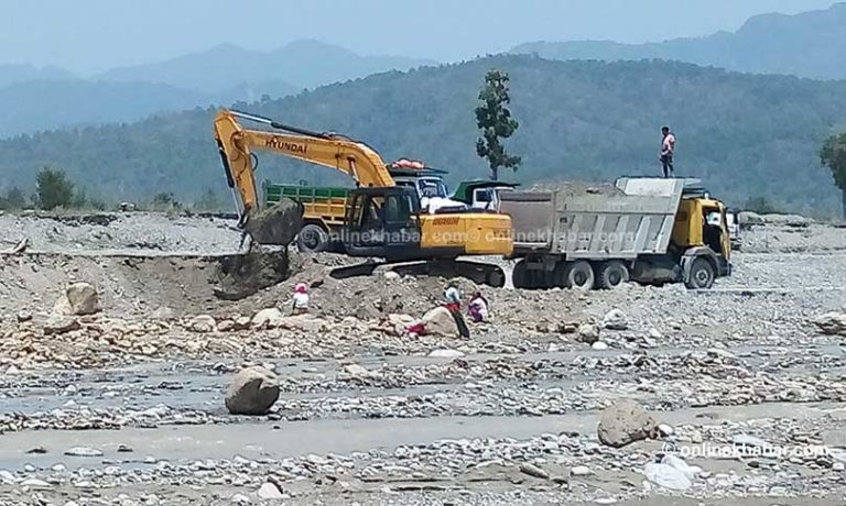 खोलानालामा धमाधम ठेक्का लाउँदै स्थानीय सरकार