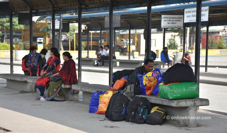 देशैभरि सार्वजनिक यातायात बन्दको प्रभाव, यात्रुको बिजोग