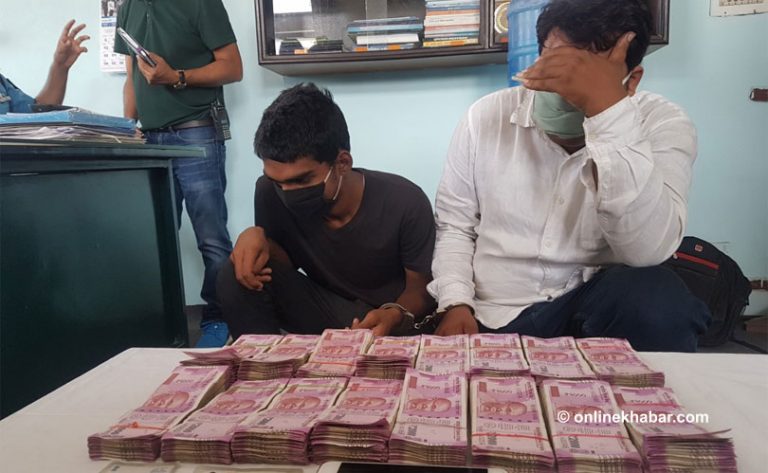 पर्सामा ३१ लाख भारुसहित दुई जना समातिए