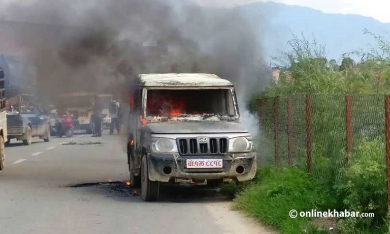 शंखमुलमा अज्ञात समूहले सरकारी गाडी जलाए (फोटो/भिडियो)