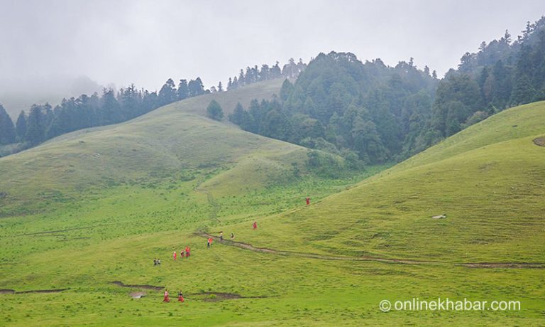 प्रकृतिसँग लय मिलाउँदै खप्तडको यात्रा (फोटोफिचर)