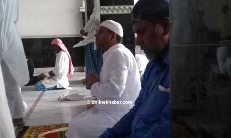 प्रदेश २ का मुख्यमन्त्री राउतले मस्जिद पुगेर पढे नवाज