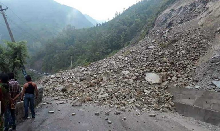नारायणगढ–मुग्लिन र मुग्लिन–नौबिसे सडक एकतर्फी