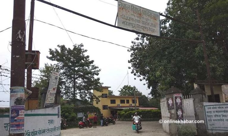 चितवनमा छिनछिनमै विद्युत कटौती : व्यवसायी भन्छन् – बरु लोडसेडिङ गरिदेऊ