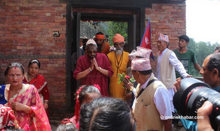 गोरखा पुगेका पारस गरे पृथ्वीनारायणलाई माल्यार्पण र कुलदेवीको पूजा
