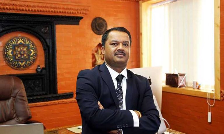 प्रचण्डका घरबेटी पनि ‘कामचोर’ ठेकेदार !