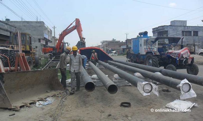 भारतबाट तेल ल्याउन १३ किलोमिटर पाइप गाडियो
