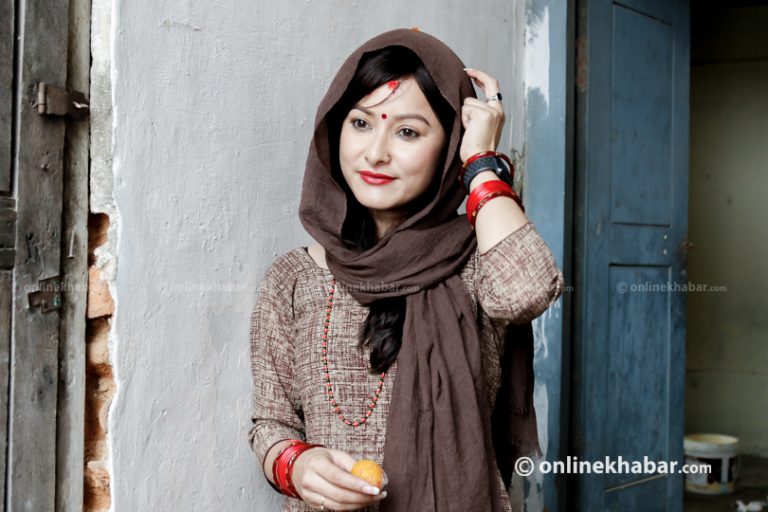 नक्कली कपालमा गृहिणी नम्रता