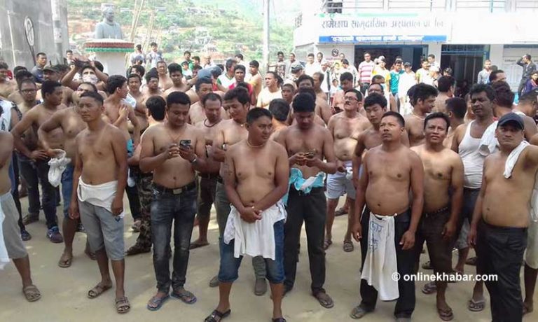 रामेछापका व्यापारीले निकाले अर्धनग्न जुलुस