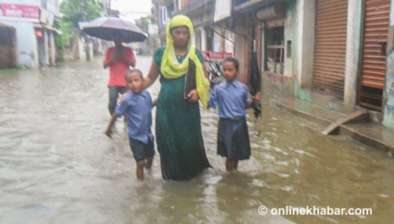 वीरगञ्जको घरघरमा पानी पस्यो, सडक जलमग्न (फोटो फिचर)
