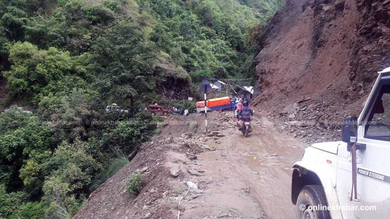 फाखेल–फर्पिङ सडकखण्ड दुई महिना बन्द