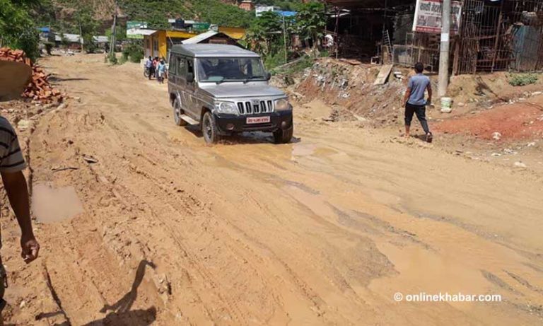 मन्थलीको सडक बन्यो खेतजस्तो, नाली र पिचसमेत पुरियो