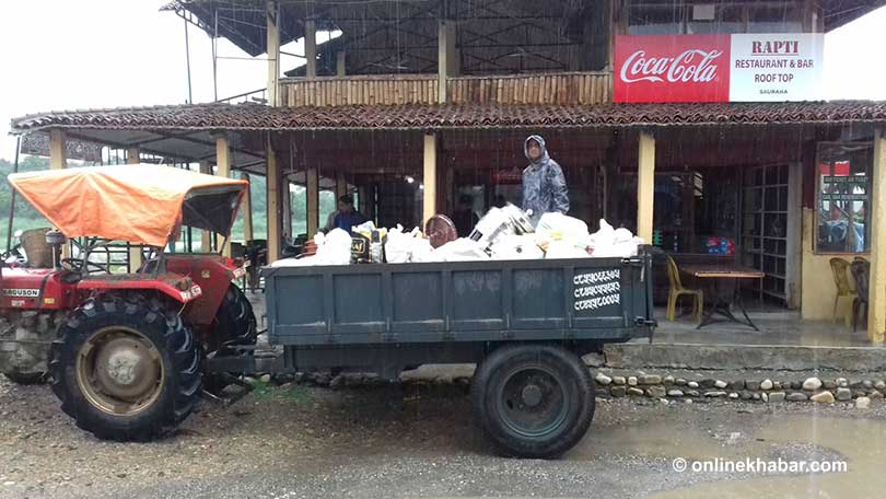 राप्तीमा बाढी आएपछि सौराहाका रेष्टुरेन्टका सामान सारियो