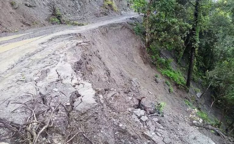 मकवानपुरको छेपारेमा पहिरो खस्दा सडक अबरुद्ध