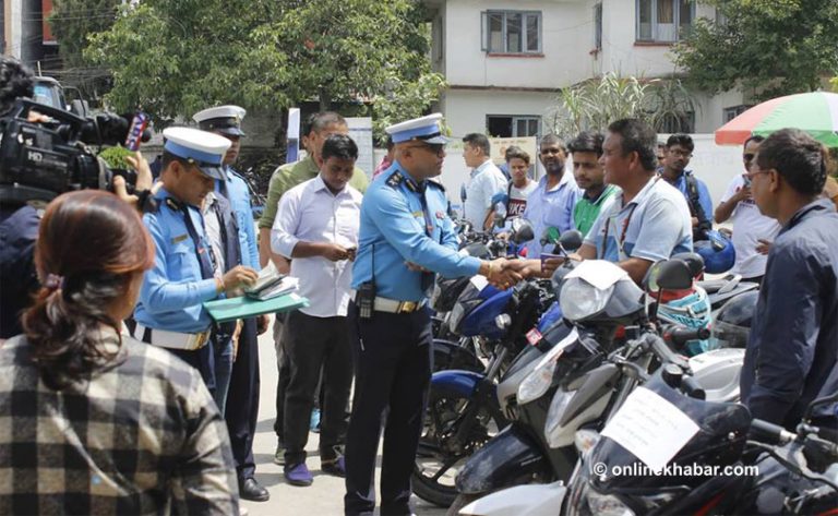 ट्राफिकद्वारा बरामद २३ मोटरसाइकल सम्बन्धित धनीलाई बुझाइयो