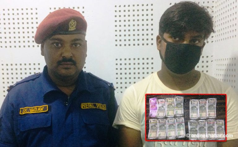 मोटरसाइकलको ट्याङ्कीमा ८ लाख भारु लुकाएर ल्याउँदै गर्दा एक जना समातिए