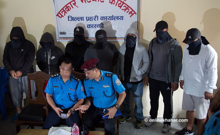 कास्की प्रहरीले समात्यो १५ जना टोले गुण्डा