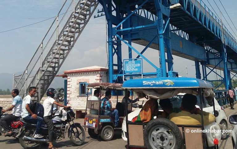 पानीको सतह बढेपछि महाकालीको पुलमा गाडी बन्द