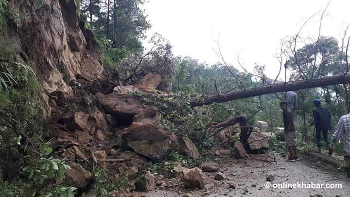 कैलालीमा पहिरोले भीमदत्त राजमार्ग अवरुद्ध