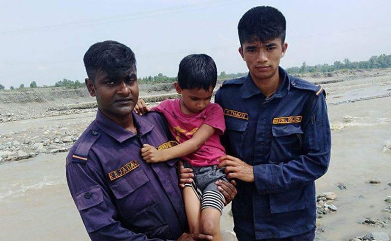 प्रहरी जवानले गरे खोलामा बगेका ६ वर्षीय बालकको उद्दार