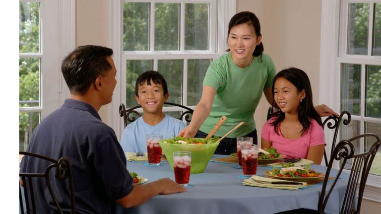 टेबल म्यानर्सः बच्चालाई कसरी र किन सिकाउने खाना खाने तरिका