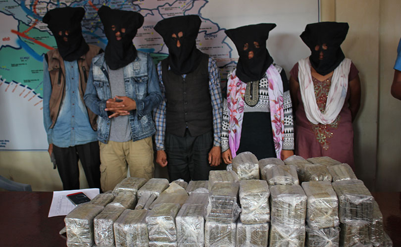 दाङमा ६० किलो चरेशसहित ५ जना पक्राउ
