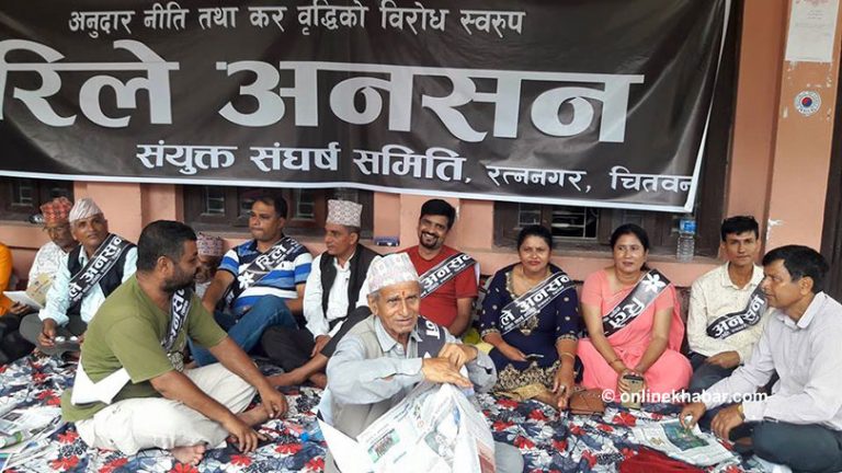 कर वृद्धिको विरोधमा नगरपालिकामा अनसन