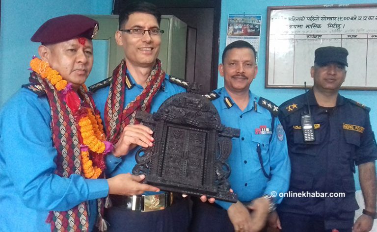 काठमाडौं प्रहरी परिसरः एसएसपी पोखरेलको विदाइ, लामाको स्वागत