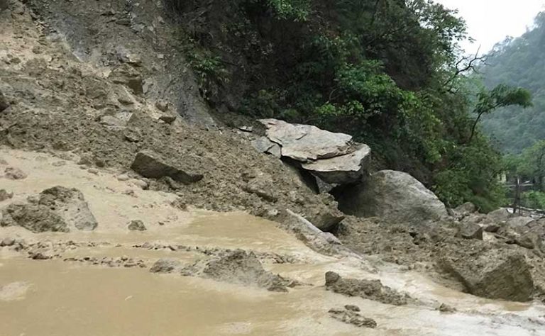 पहिरो खसेपछि सिद्धार्थ राजमार्ग अवरुद्ध