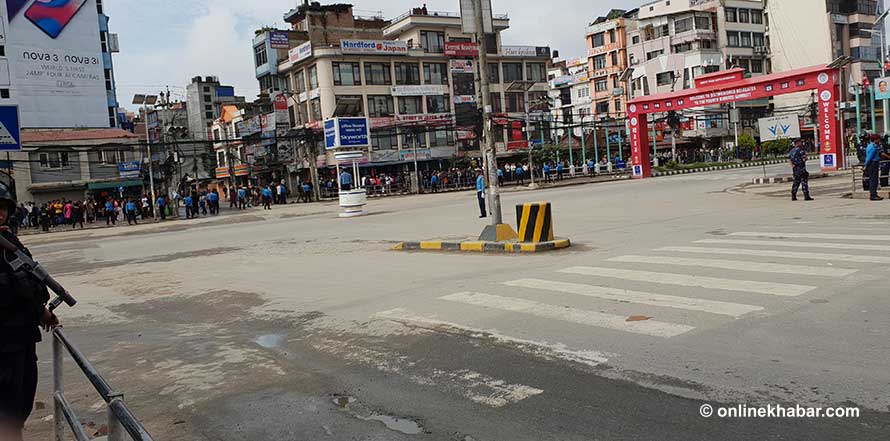 काठमाडौंमा पैदल हिँड्नेलाई पनि सास्ती, प्रहरीले बाटैमा रोक्छ