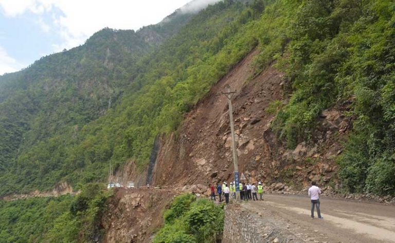 नारायणगढ-मुग्लिन सडकखण्डको घुमाउनेमा कारमाथि ढुंगा खस्यो