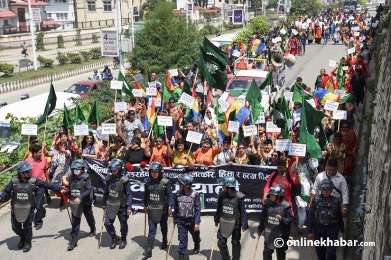 सडकमा प्रर्दशन गर्दै राप्रपाले माग्यो गृहमन्त्रीको राजीनामा