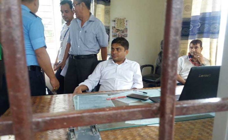 यातायातका इन्जिनियर घुससहित पक्राउ