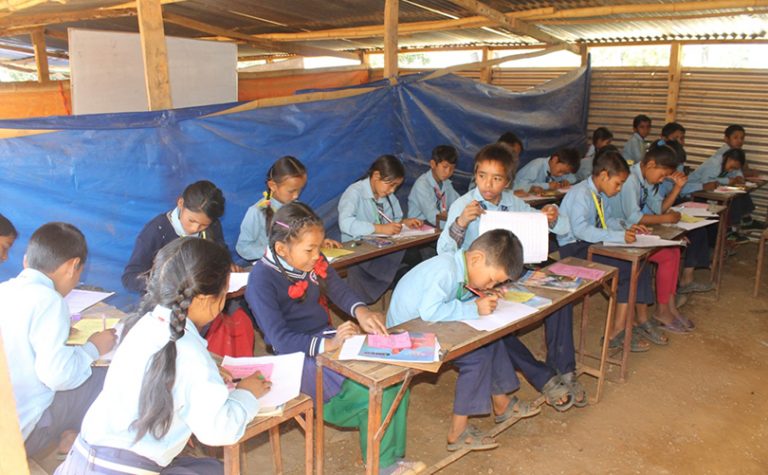 सिन्धुपाल्चोकका विद्यार्थी अझै टहरोमा, विद्यालयको पुनर्निर्माण हुन दुर्इ वर्ष लाग्ने